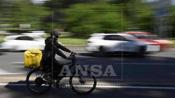 Rider in sciopero in Piemonte, 'le piattaforme ignorano l'ordinanza anti-caldo'