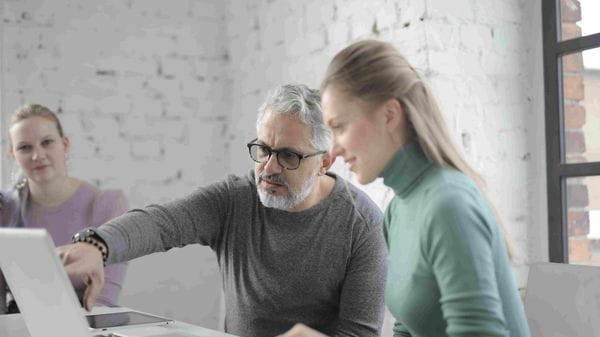 AI e Gen Z, domanda d’obbligo sul management: chi forma i formatori?