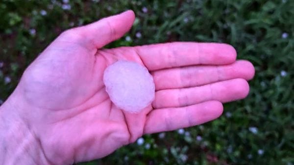 Chicchi di grandine giganti e forte vento su Valli e lago martedì sera