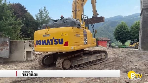 Gorno, la demolizione dell'ex canonica
