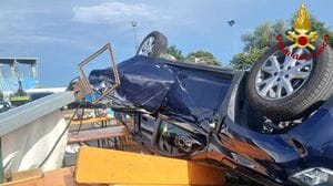 Maltempo: rami spezzati, alberi caduti e un’auto ribaltata, oltre 90 chiamate ai vigili del fuoco- Foto/Video