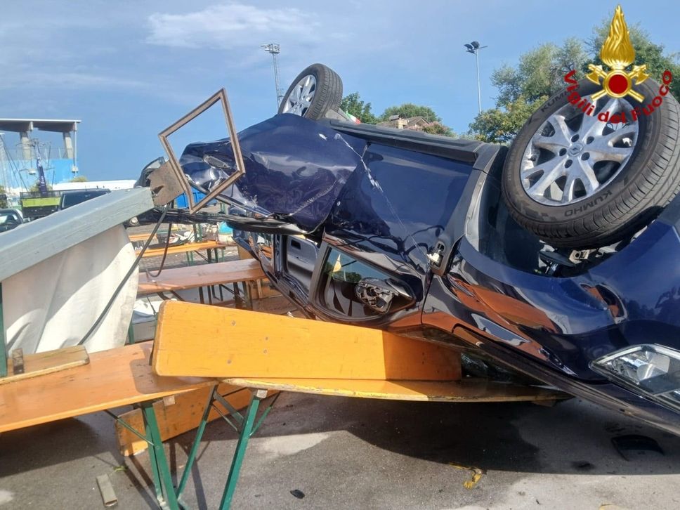 Maltempo: rami spezzati, alberi caduti e un’auto ribaltata, oltre 90 chiamate ai vigili del fuoco- Foto/Video