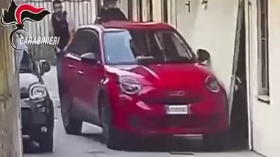 https://storage.ecodibergamo.it/media/photologue/2026/7/15/photos/cache/operazione-orzinuovi-auto-tenta-la-fuga-sfondando-la-serranda-di-un-garage_47f4115c-806a-11f1-83c0-d76bafe407c5_1920_1080_display.jpg