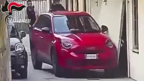 Operazione Orzinuovi, auto tenta la fuga sfondando la serranda di un garage