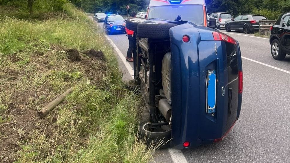 Ponte Nossa, auto si ribalta sulla statale 671: ferito un 83enne