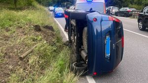 Ponte Nossa, auto si ribalta sulla statale 671: ferito un 83enne