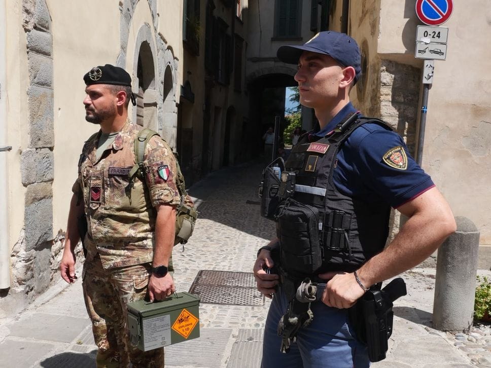 Due bombe a mano in un cantiere di Città Alta: l’intervento degli artificieri - Foto