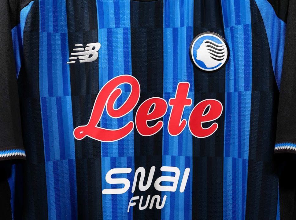 Nerazzurro e dettagli metallici: ecco la nuova maglia dell’Atalanta -Foto