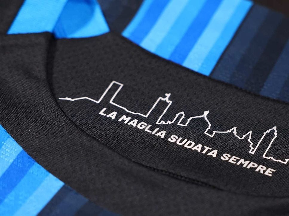 Nerazzurro e dettagli metallici: ecco la nuova maglia dell’Atalanta -Foto