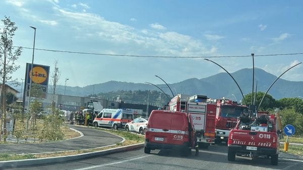 Trescore, mezzo pesante si ribalta sulla statale 42. Autista estratto dai vigili del fuoco