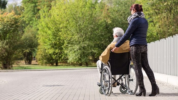 Over 65, la Fnp: pensioni insufficienti per badanti e rette delle Rsa