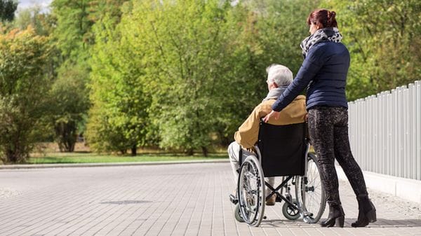 Over 65, la Fnp: pensioni insufficienti per badanti e rette delle Rsa