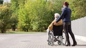 Over 65, la Fnp: pensioni insufficienti per badanti e rette delle Rsa