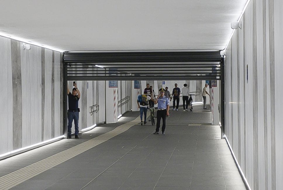 Sottopasso della stazione di Bergamo, montate le saracinesche
