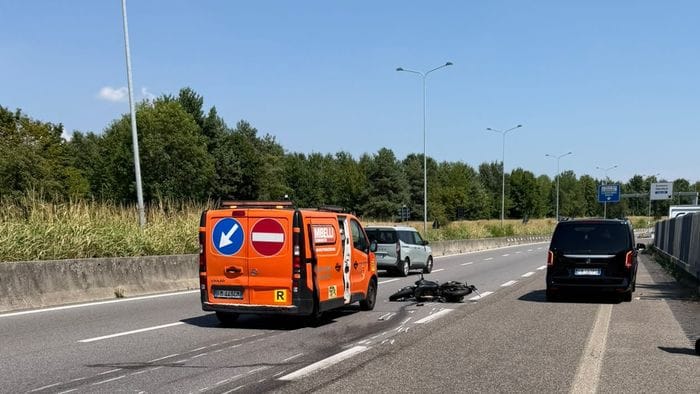 auto tampona una moto sulla 671 e fugge due giovani feriti da Ecodibergamo.it auto tampona una moto sulla 671 e fugge due giovani feriti