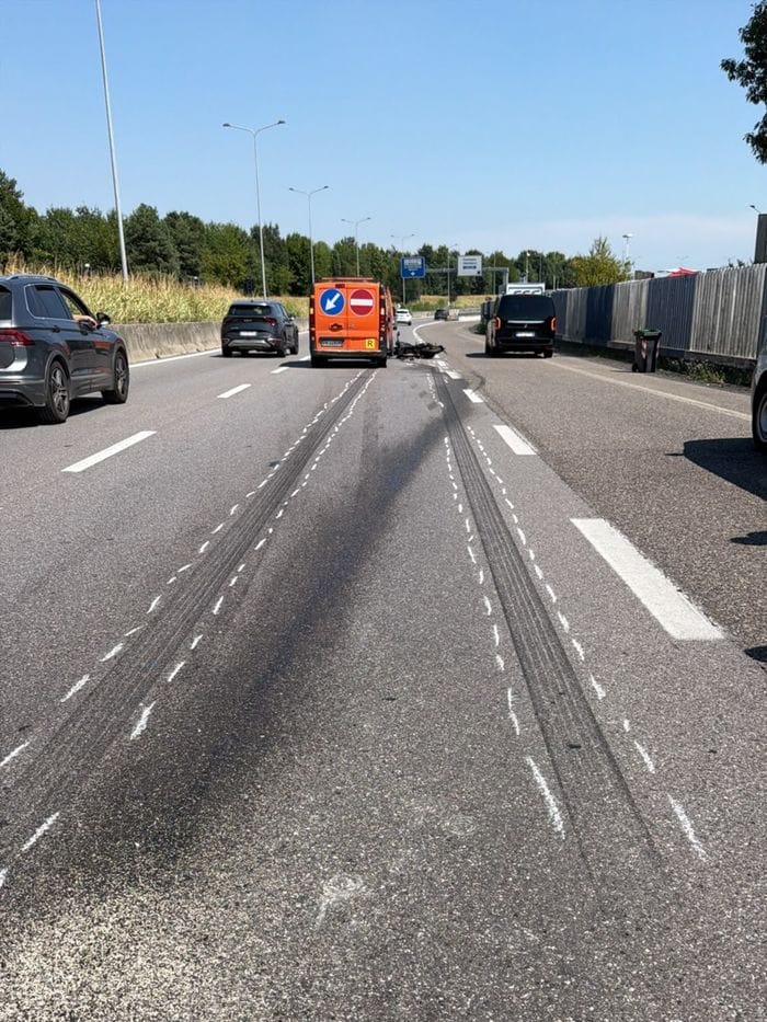 Auto tampona una moto sulla 671 e fugge: due giovani feriti