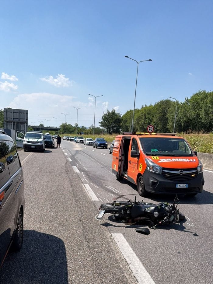 Auto tampona una moto sulla 671 e fugge: due giovani feriti