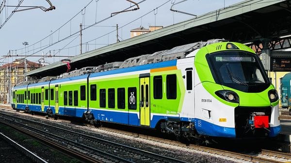 Biglietti di treni e bus, in Lombardia rincari da settembre. «Così si penalizzano ancora i pendolari»