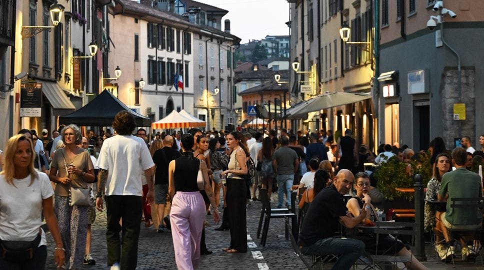 Luci in Santa Caterina: in migliaia per strada tra storie e cultura - Foto e video