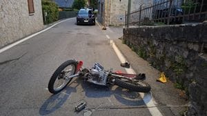 Castione, urta marciapiede con la moto e cade. Grave un 53enne