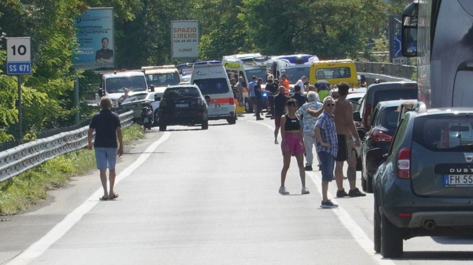 Frontale  a Nembro sulla provinciale, quattro feriti e traffico in tilt -Foto