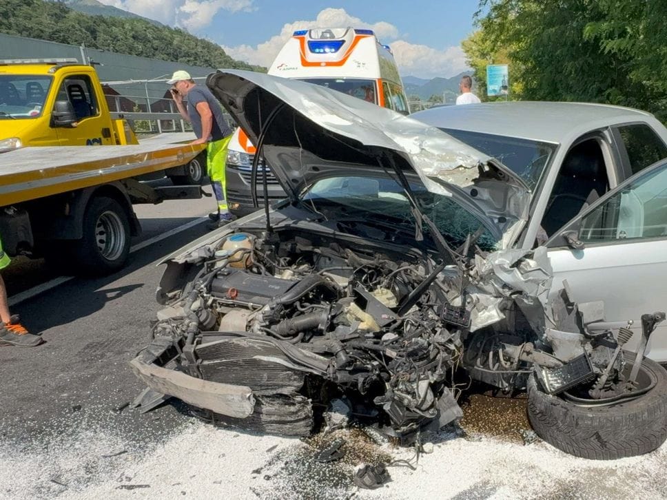 Frontale  a Nembro sulla provinciale, quattro feriti e traffico in tilt -Foto