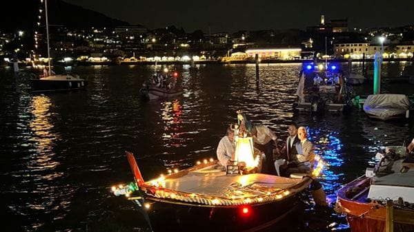 Stella Maris: la pioggia non ferma la processione a Sarnico. «Sia un faro nella notte»