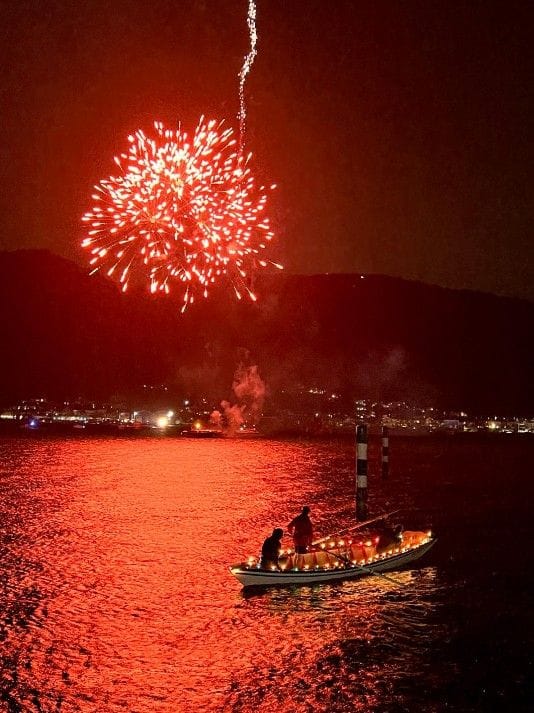 Stella Maris: la pioggia non ferma la processione a Sarnico. «Sia un faro nella notte»