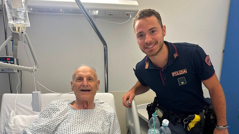 Bergamo, 92enne salvato da un poliziotto: «Gli ho praticato il massaggio. Una gioia quando si è ripreso»