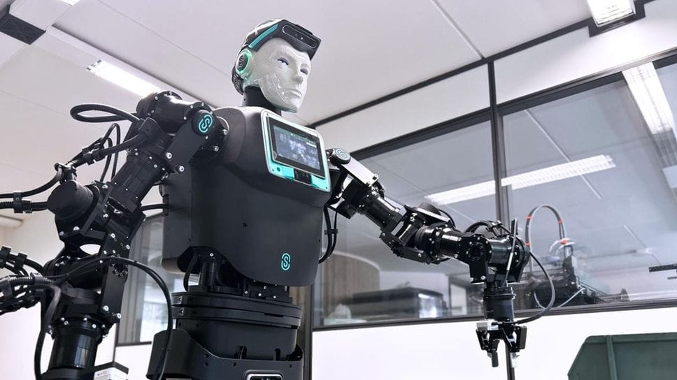 Il robot di Oversonic si fa in tre: operaio, «infermiere», magazziniere 