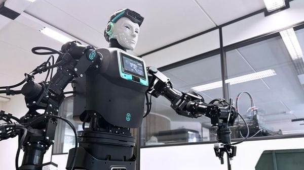 Il robot di Oversonic si fa in tre: operaio, «infermiere», magazziniere 
