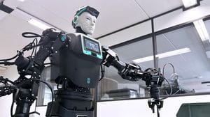 Il robot di Oversonic si fa in tre: operaio, «infermiere», magazziniere 