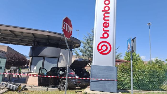 https://storage.ecodibergamo.it/media/photologue/2026/7/2/photos/cache/inseguimento-a-curno-suv-finisce-contro-la-portineria-della-brembo-caccia-ai-f_cd66e2f0-763e-11f1-bd3a-3401d77c26ea_1920_1080_v3_large_16_9.jpeg