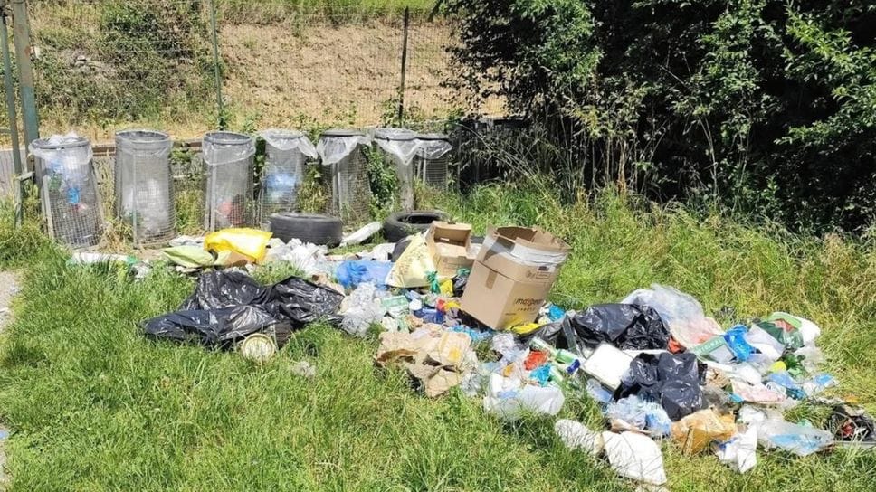 Rifiuti abbandonati e bivacchi a Castelli Calepio. Scatta la chiusura del parco