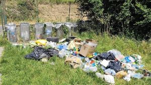 Rifiuti abbandonati e bivacchi a Castelli Calepio. Scatta la chiusura del parco
