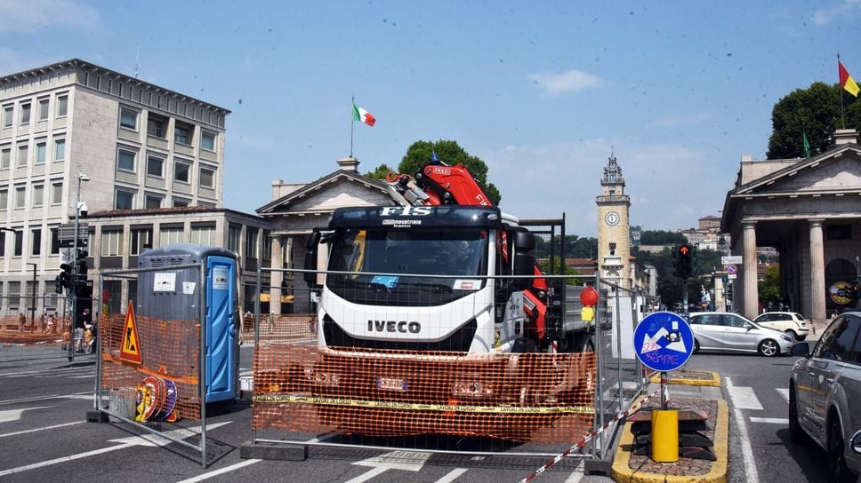 Teleriscaldamento, perdita in Porta Nuova a Bergamo: lavori e code 