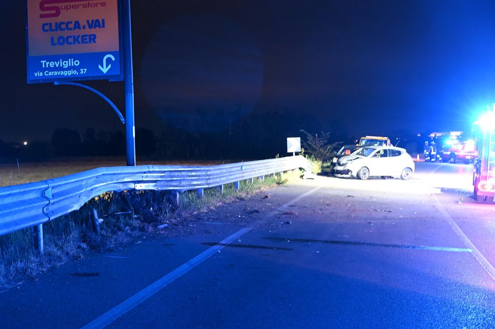 Violento scontro fra tre auto a Caravaggio. Gravissima una ventenne - Foto