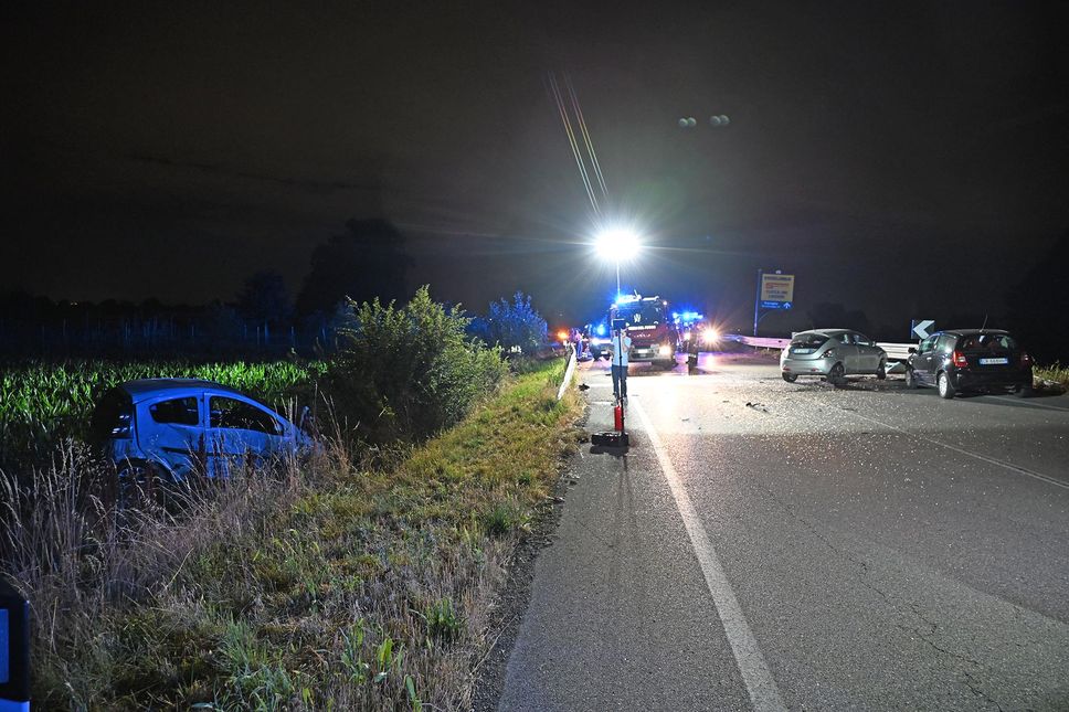 Violento scontro fra tre auto a Caravaggio. Gravissima una ventenne - Foto