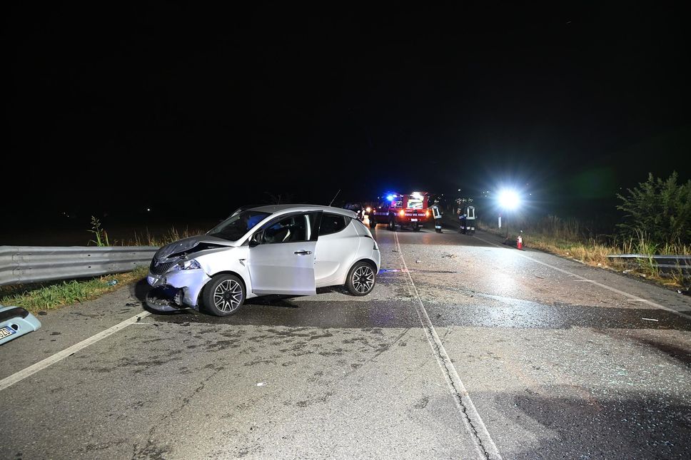 Violento scontro fra tre auto a Caravaggio. Gravissima una ventenne - Foto
