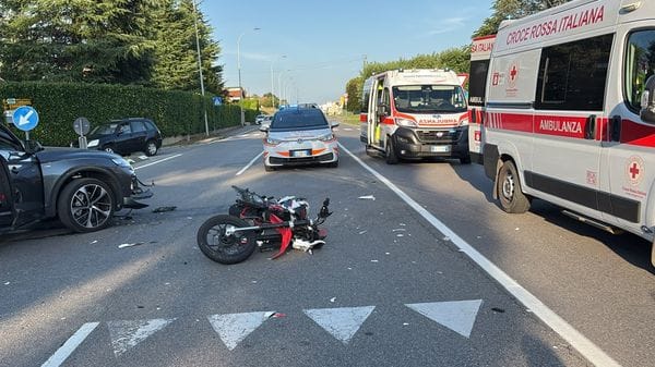 Carvico, violento incidente tra un’Audi e una moto sulla provinciale 166: feriti due ragazzi di 16 e 17 anni