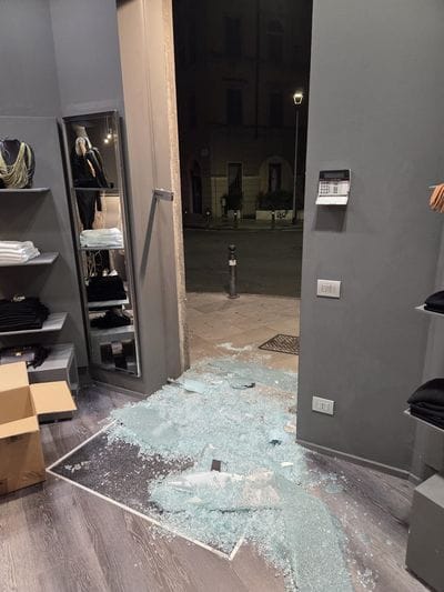 https://storage.ecodibergamo.it/media/photologue/2026/7/20/photos/cache/ennesima-spaccata-in-centro-a-bergamo-vetrina-divelta-e-cassa-rubata_8e494842-8430-11f1-b41c-d10580c9915a_1920_1080_display.jpg
