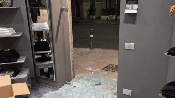 Ennesima spaccata in centro a Bergamo, vetrina divelta e cassa rubata