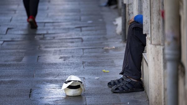 I dati Caritas: «Il lavoro non salva più dalla povertà»