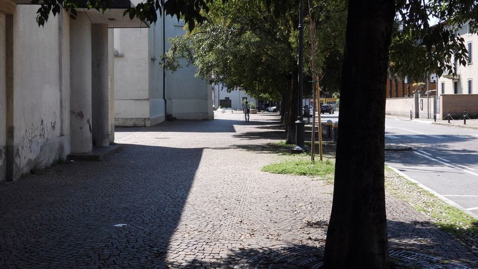 «Vi ammazzo tutti»: giovane armato di coltello semina il panico a Bonate Sotto