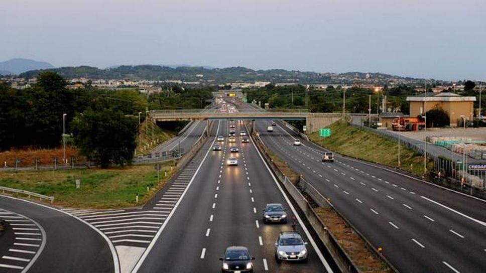 Autostrada A4, nella notte tra venerdì 24 e sabato 25 luglio chiude il casello di Grumello