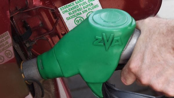 Benzina, continua la corsa dei prezzi: +9 cent in 15 giorni, +16 per il gasolio