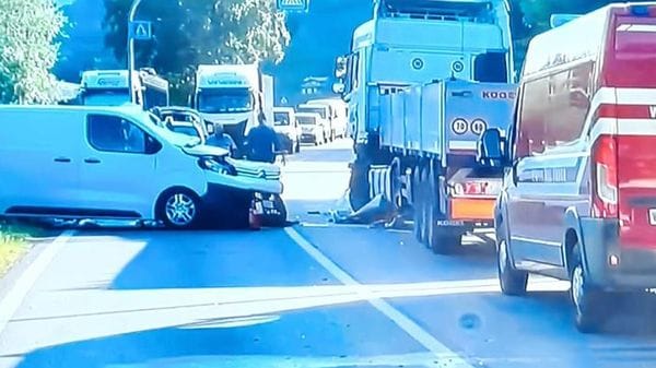Camion contro furgone a Ranzanico, due feriti e traffico in tilt. Strada chiusa fino alle 20.30