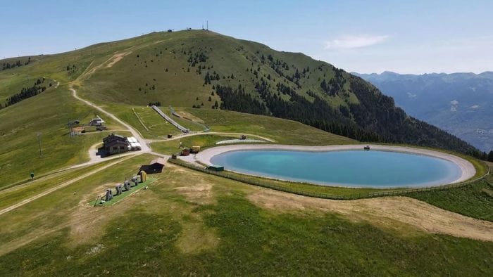 https://storage.ecodibergamo.it/media/photologue/2026/7/21/photos/cache/laghetti-parco-avventura-e-apres-ski-accordo-da-11-milioni-su-pora-presolana_c460ef4e-846b-11f1-a7f1-086f163ac788_1920_1080_v3_large_16_9.jpg