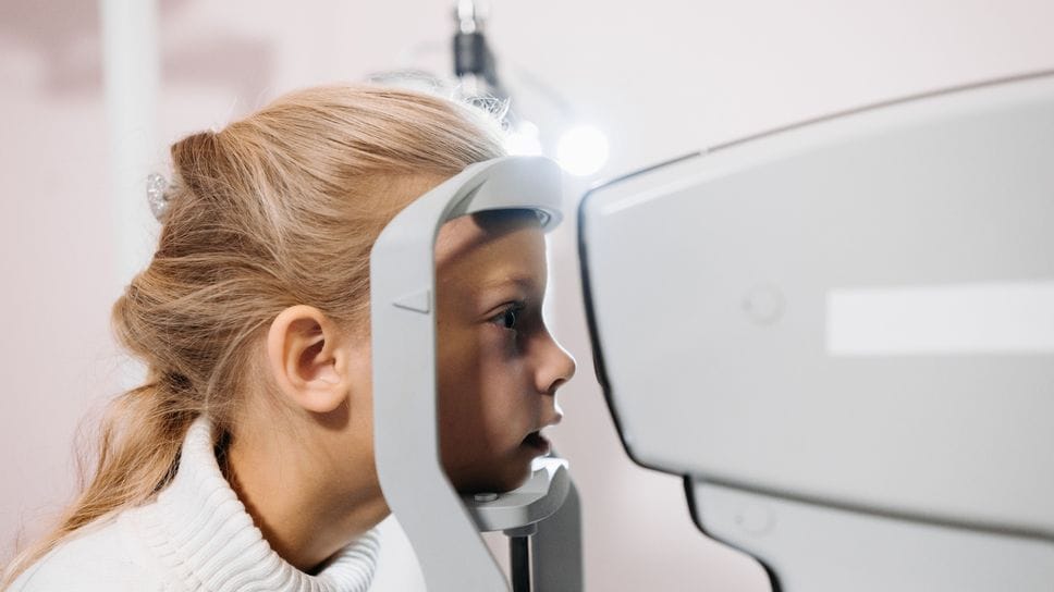Miopia, perché sempre più bambini hanno bisogno degli occhiali