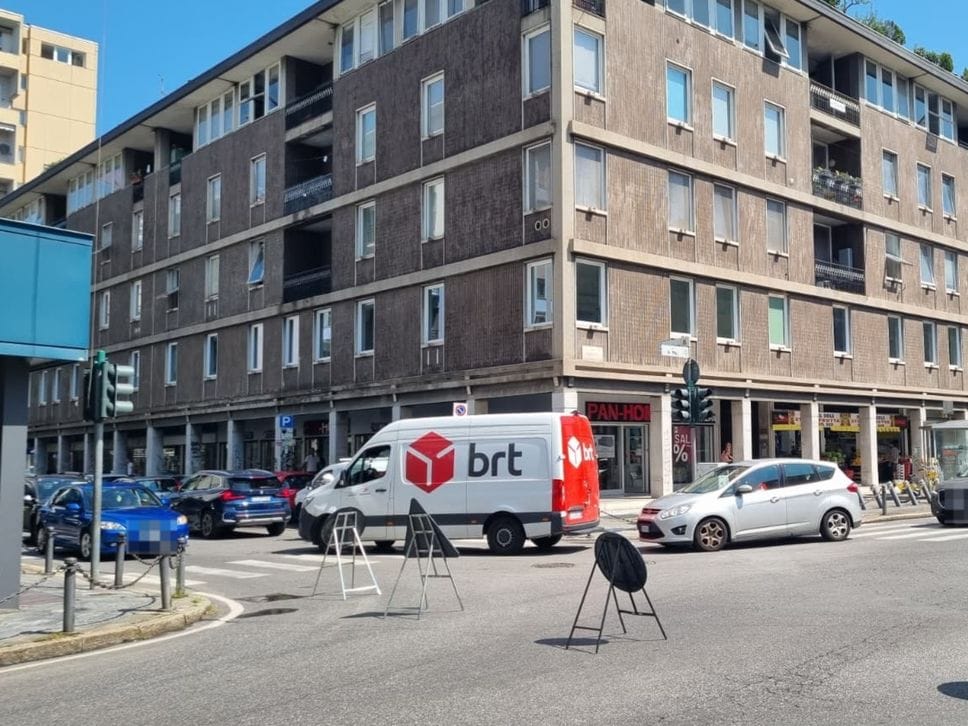 Si smonta un’antenna, chiuso un tratto di via Angelo Maj: code in centro a Bergamo - Foto